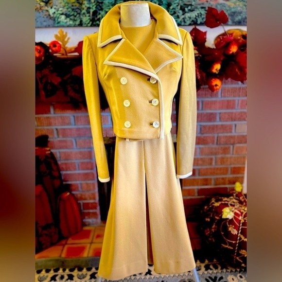 CAMEL WOOL JACKET AND PLEATED SKIRTS SET WITH MILITARY BUTTON DETAILING - Picture 4 of 7